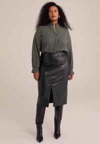 WE Fashion CURVE - Nööpidega pluus - green