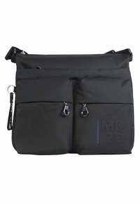 Schwarze Stoff-Umhängetasche mit zwei Reißverschlussfächern, gepolstertem Hauptfach, eingeprägtem Logo und abnehmbarem Schultergurt.