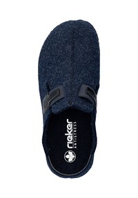 Herren navy blå slip-on tøfler med tekstureret stof, sorte justerbare stropper og "rieker ANTISTRESS" logo indeni sålen.