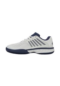 Adidași de tenis cu un scheme de culori alb și bleumarin, suprafață texturată, suprapuneri respirabile și talpă cu tracțiune multidirecțională.