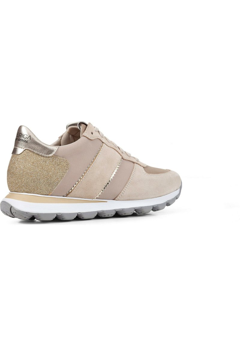 Baskets de sport beiges présentant une combinaison de matériaux lisses et texturés, avec une touche dorée pailletée et une semelle blanche rembourrée.