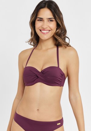Bordový bikiny s prekrúteným bandeau vrchom a tenkými ramienkami; hladký materiál; zodpovedajúce stredne vysoké dno s malým zlatým akcentom.