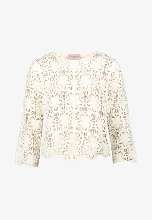 Weiße Bluse aus gehäkelter Spitzen mit 3/4-Ärmeln und einem gezackten Saum, die durchgehend mit filigranen, offenen Blumenmustern verziert ist.