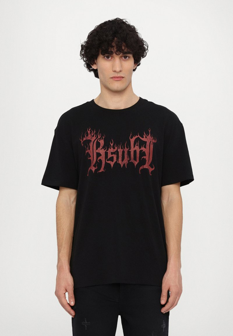 T-shirt en coton noir à manches courtes avec un grand texte en style flamme rouge "KsuH!" centré sur le devant. Design simple, coupe décontractée.