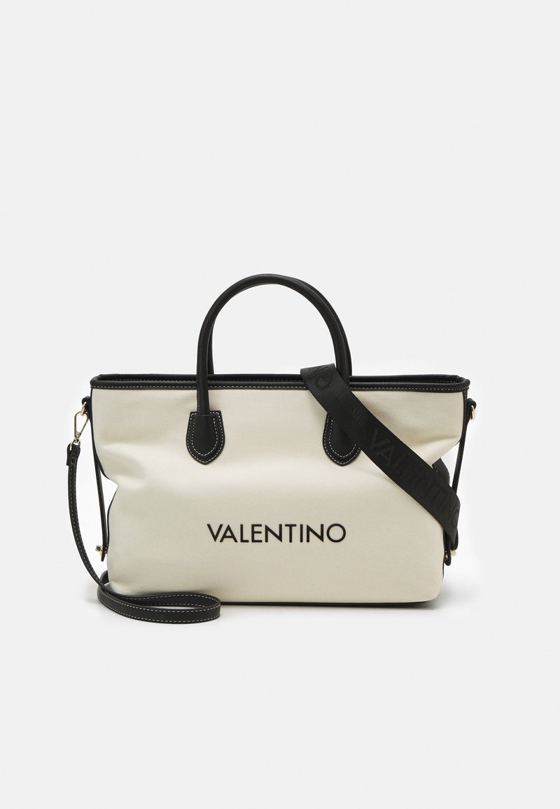 Kangas laukku, vaaleanruskea mustilla yksityiskohdilla. Varustettu kahdella yläkahvalla, säädettävällä olkahihnalla ja mustalla "VALENTINO"-logolla.