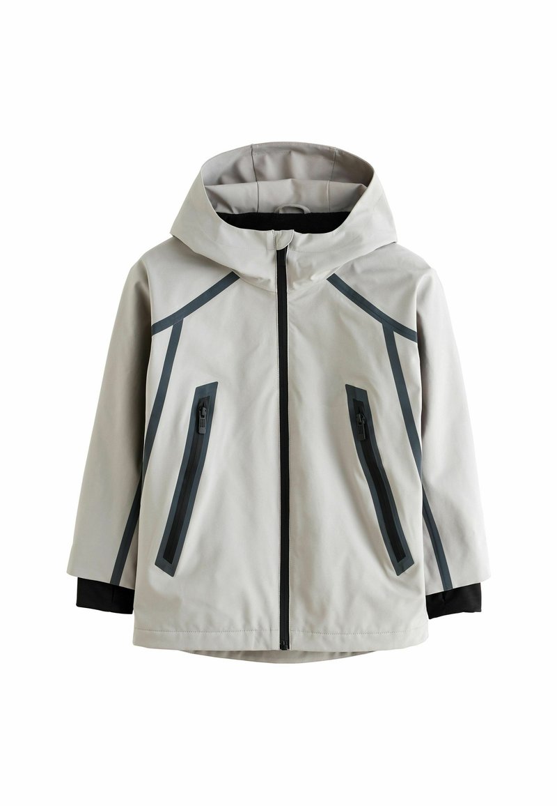 Veste étanche gris clair avec capuche, fermeture éclair noire et accents noirs. Comprend deux poches avant zippées et un ourlet droit.
