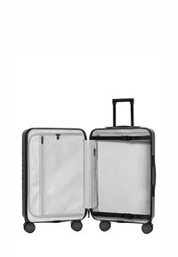 Valise noire rigide avec quatre roues, poignée ajustable et intérieur argenté. Comprend plusieurs compartiments et poches zippées.