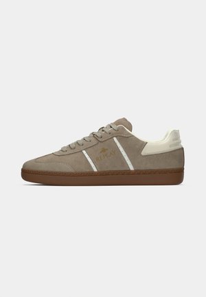Lavprofil brun ruskind sneakers med hvide sidelister, brun sål og "REPLAY" logo på siden.