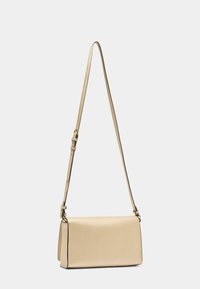Sac bandoulière en cuir doré de forme rectangulaire, avec une bandoulière réglable et une texture lisse, présentant un design minimaliste sans quincaillerie visible.
