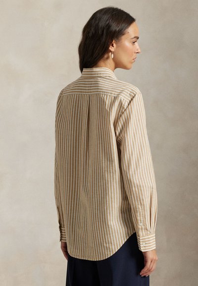 Ριγέ πουκάμισο με κουμπιά σε μπεζ και λευκό χρώμα, με μακριά μανίκια, πτυχή στην πλάτη, στρογγυλεμένη τελειώματα και κουμπιά στα μανίκια.