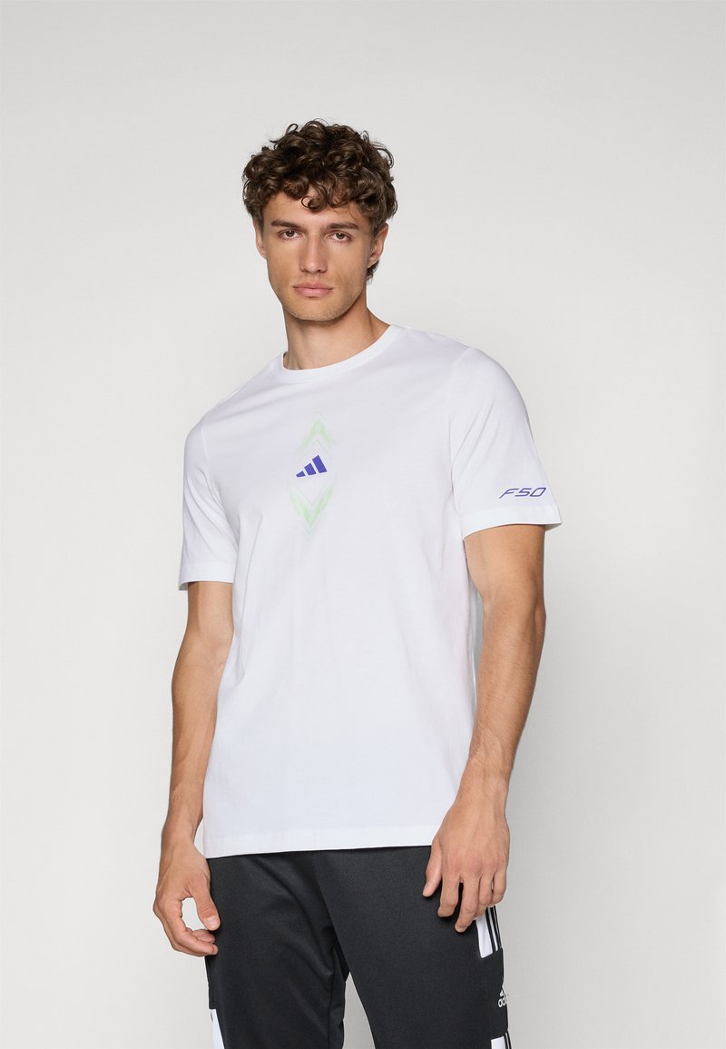 T-shirt en coton blanc à manches courtes arborant un design de logo en forme de diamant vert et violet sur la poitrine et le texte "F50" sur la manche gauche.