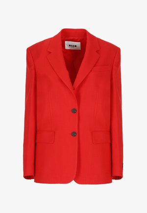 Blazer rosso su misura con rever a punta, due tasche frontali e chiusura con un solo bottone. Texture liscia e design strutturato.