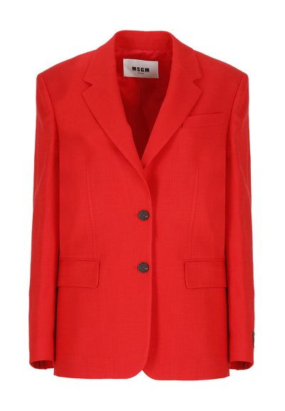 Blazer rosso su misura con rever a punta, due tasche frontali e chiusura con un solo bottone. Texture liscia e design strutturato.