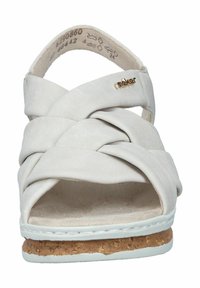 Sandale blanche à brides croisées, fabriquée en matériau souple avec une semelle en liège et des coutures blanches. Présente un petit accent logo doré.