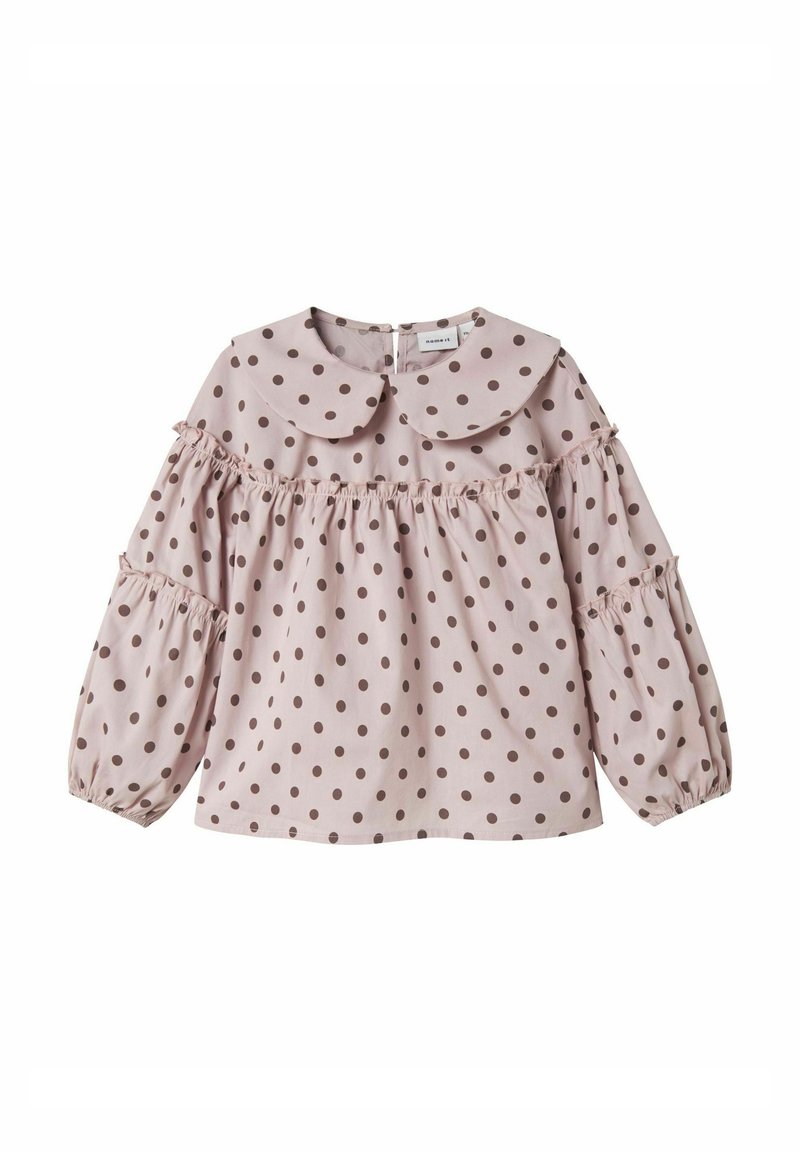 Blusa rosa chiaro con pois marroni, maniche a volant e un ampio colletto Peter Pan. Presenta polsini elasticizzati e una texture del tessuto liscia.