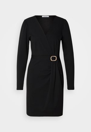 Μαύρο φόρεμα περιτυλίγματος με μακριά μανίκια, V-λαιμόκοψη και  gathered λεπτομέρεια στο πλάι. Διαθέτει ζώνη από ύφασμα με χρυσό γυαλιστερό κούμπωμα. Λείο υλικό.