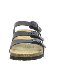 Schwarze Ledersandalen mit drei verstellbaren Riemen, einem Korkfußbett und einer strukturierten Gummisohle für guten Grip. Verziert mit silbernen Schnallen.