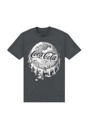 Donkergrijze t-shirt met een ontwerp van een Coca-Cola-flesdop, met zichtbare bubbels en druipende condens voor textuur en detail.