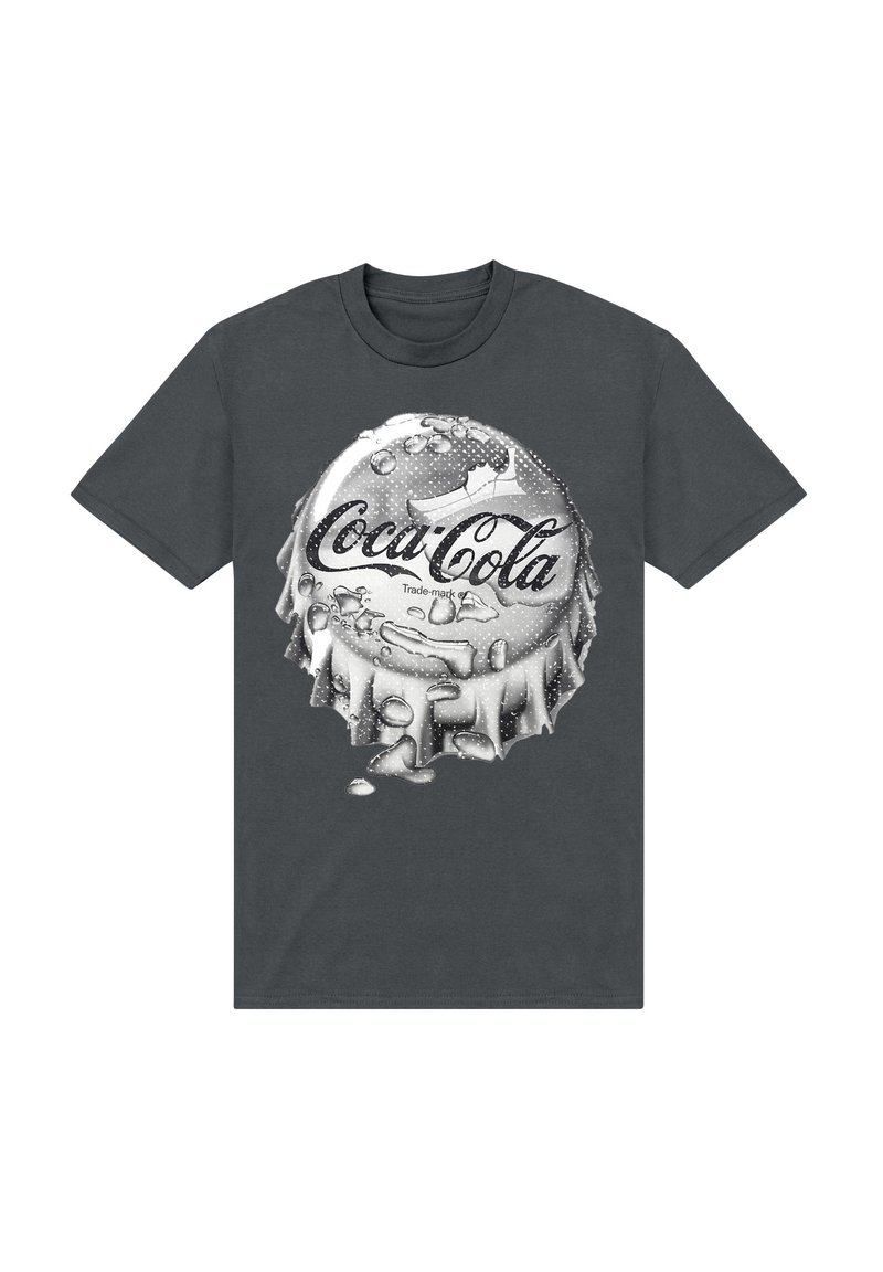 Tmavě šedé tričko s designem korunky od lahve Coca-Cola, s viditelnými bublinkami a kapející kondenzací pro texturu a detail.