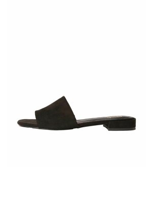 Sort ruskinds slide sandal med en bred rem og en lav blokhæl. Har et enkelt, åbent design til tæerne og en glat, mat finish.