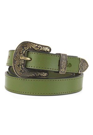 Cinturón de cuero verde con una hebilla de bronce ornamentada que presenta grabados florales. Diseño plano, bordes cosidos y punta afilada.