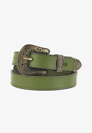 Cinturón de cuero verde con una hebilla de bronce ornamentada que presenta grabados florales. Diseño plano, bordes cosidos y punta afilada.