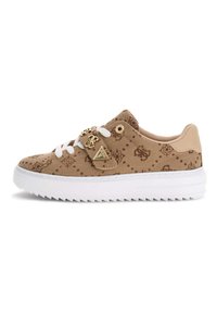 Adidași din pânză maro cu un model texturat, șireturi albe și un accent auriu pe lateral. Talpa este albă cu margine zimțată.