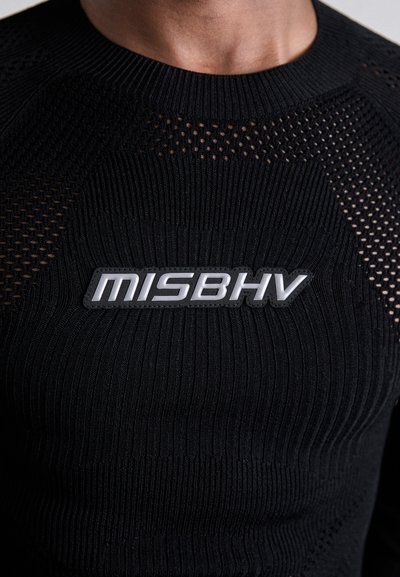 Fekete pulóver texturált kötött anyagból, nyitott szövésű mintával, a közepén ezüst "MISBHV" logóval.
