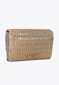 Borsa a tracolla con fili metallici intrecciati oro e argento, forma rettangolare, chiusura a pattina e una placca con marchio sul davanti.