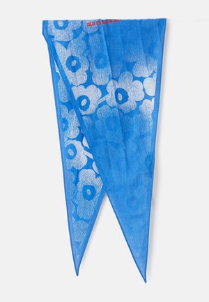 Niebieska trójkątna chusta z dużym białym kwiatowym wzorem i małym czerwonym napisem „marimekko” blisko górnej krawędzi.