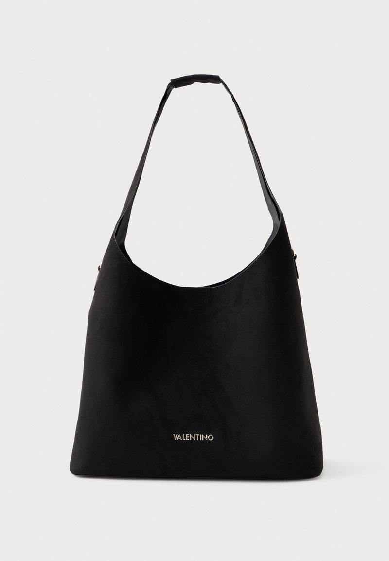 Sac à épaule noir Valentino avec une bandoulière large et un logo doré centré devant sur un fond clair.