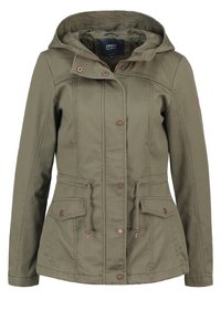 Zielona oliwkowa kurtka z kapturem, przednim suwakiem i zatrzaskami. Posiada sznurki ściągające w talii oraz dwie boczne kieszenie.