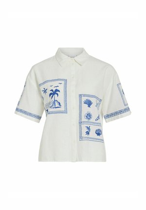 Valkoinen lyhythihainen nappilista paidassa, jossa on sinisiä trooppisia kuvioita, kuten palmuja, simpukoita, lintuja ja koristeellisia kuvioita edessä ja hihoissa.