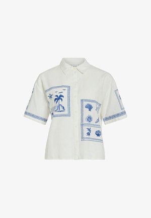 Valkoinen lyhythihainen nappilista paidassa, jossa on sinisiä trooppisia kuvioita, kuten palmuja, simpukoita, lintuja ja koristeellisia kuvioita edessä ja hihoissa.