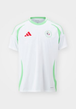 Witte t-shirt met korte mouwen voor voetbal met groene accenten, een rood Adidas-logo en het nationale embleem van Algerije met een voetbal en de vlag.