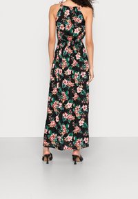 Schwarzes Maxikleid mit floralem Design und pinken Blumen, verstellbarer Halsbinde, elastischem Bund und lockerer Passform. Der Stoff wirkt leicht und glatt.