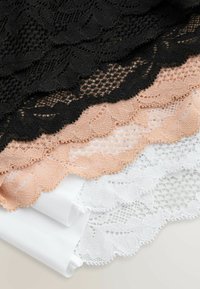 Spets tyg i svart, mjuk rosa och vitt med scallopade kanter, som har intrikata blommönster och öppen vävstruktur.