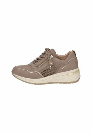 Trainers - mud comb