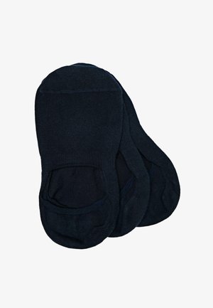 Trois paires de chaussettes noires basses invisibles empilées sur un fond blanc.