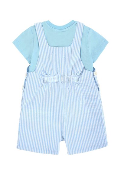 Chemise bleue à manches courtes associée à une salopette rayée bleu et blanche, avec une taille smockée et des accents en boutons sur les côtés.