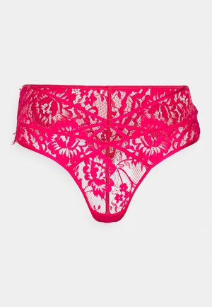 Lace tangatruse i lys rosa med blomsterdesign, med gjennomsiktig stoff, trekantet form og kryssremmer bak.