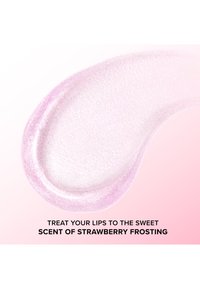 Glanzende lipproduct in een gladde, parelmoeren roze textuur met een vleugje sprankeling, die doet denken aan aardbeienfrosting.