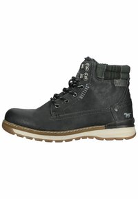 Bottine en cuir noir avec bout rond, accents texturés gris, œillets en métal, revers à carreaux et semelle en caoutchouc blanche et beige.