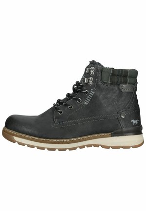 Bottine en cuir noir avec bout rond, accents texturés gris, œillets en métal, revers à carreaux et semelle en caoutchouc blanche et beige.