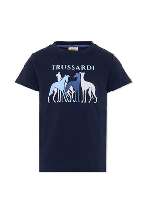 T-shirt blu navy a maniche corte con testo "TRUSSARDI" e quattro silhouette stilizzate di levrieri in tonalità di blu e bianco sul davanti.
