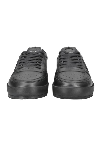 Sneaker in pelle nera con dettagli perforati sulla punta, lacci piatti e suola in gomma, caratterizzati da un design a basso profilo e accenti testurizzati.