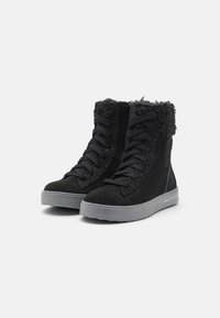 Botas de tobillo negras hechas de ante y textil, con un cuello de piel sintética, acentos brillantes y una suela de goma gris. Diseño con cordones para un mejor ajuste.