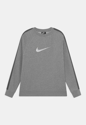 Grå Nike sweatshirt med lange ærmer og mørke striber langs skuldrene og armene, med et hvidt Nike swoosh-logo på brystet.