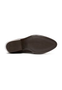 Suela de un zapato de vestir marrón con punta afilada, con área del talón y la parte anterior texturizadas para un mejor agarre, sobre un fondo blanco.