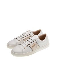 Weiße Leder-Sneaker mit goldenen Ösen, flachen Schnürsenkeln und einem strukturierten cremefarbenen Einsatz mit floralem Muster an der Seite. Gummisohle.